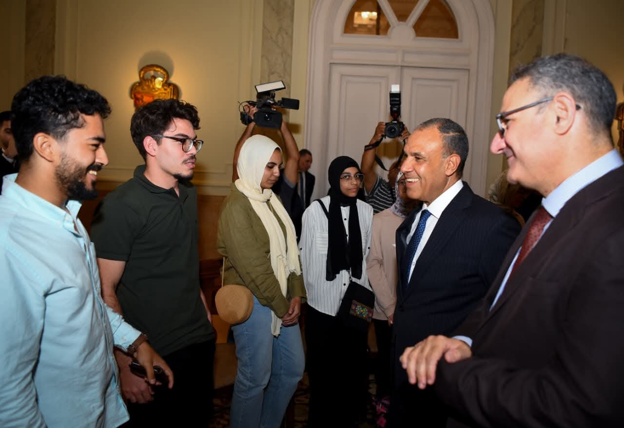 وزير الخارجية يلتقي اوائل الثانوية العامة