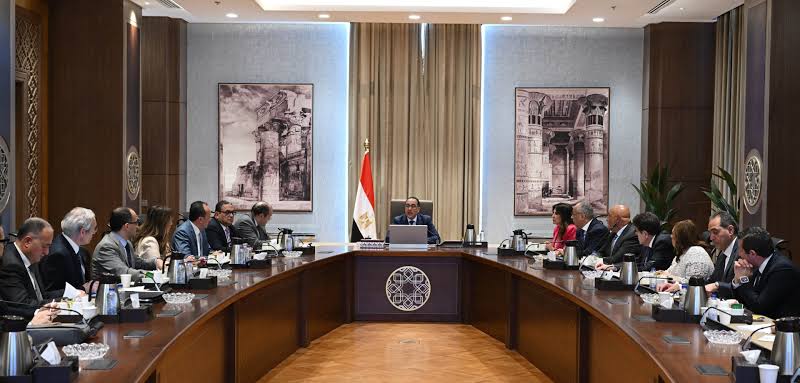 رئيس الوزراء يجتمع برؤساء ومسئولي المجالس التصديرية