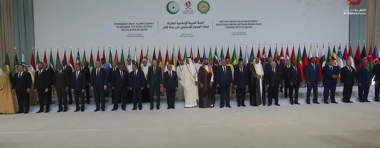 الرئيس السيسي يُشارك القادة المشاركين في القمة العربية ـ الاستثنائية بقطر صورة تذكارية الرئيس السيسي يُشارك القادة المشاركين في القمة العربية ـ الاستثنائية بقطر صورة تذكارية