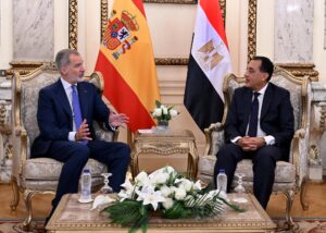 رئيس الوزراء المصري يستقبل ملك إسبانيا