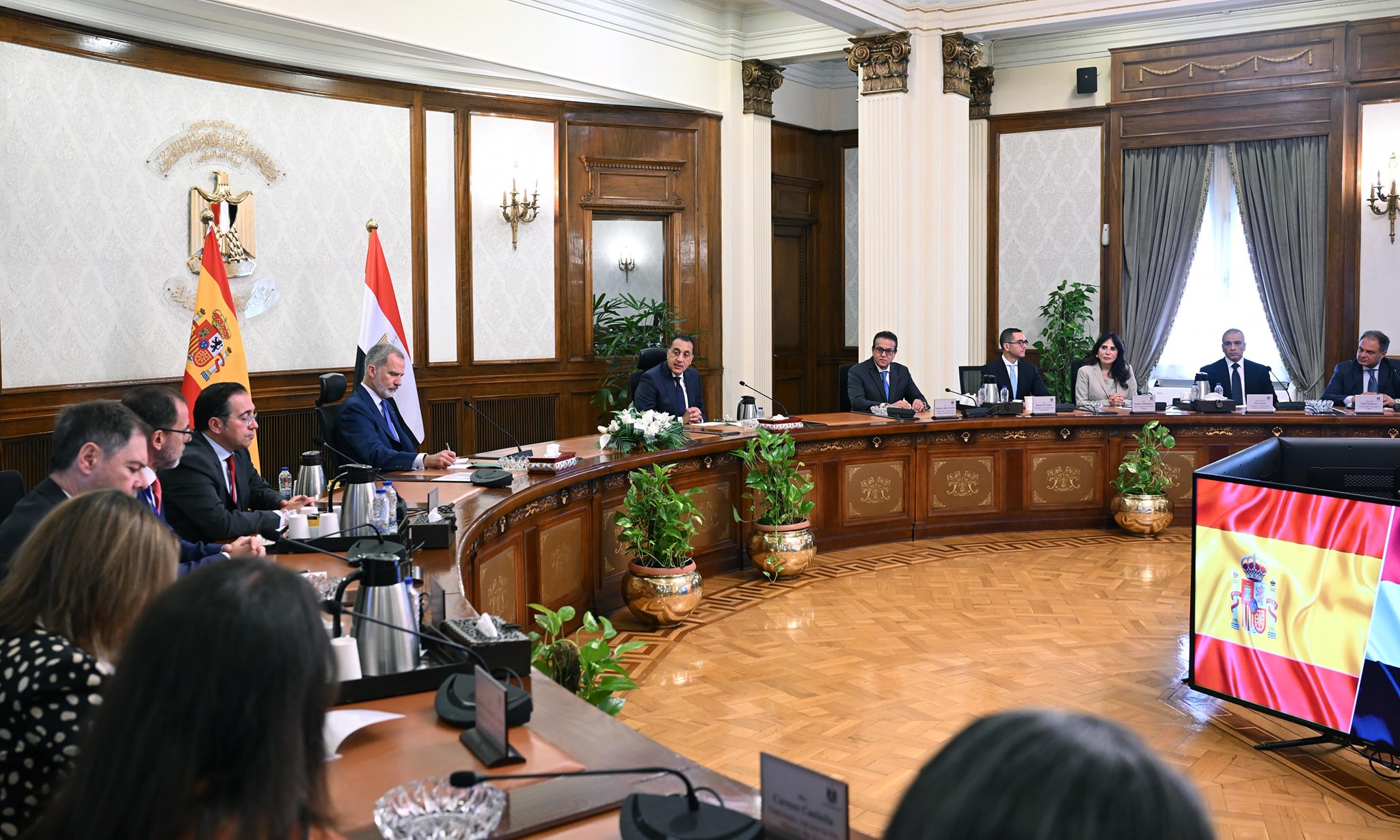 رئيس الوزراء المصري يستقبل ملك إسبانيا