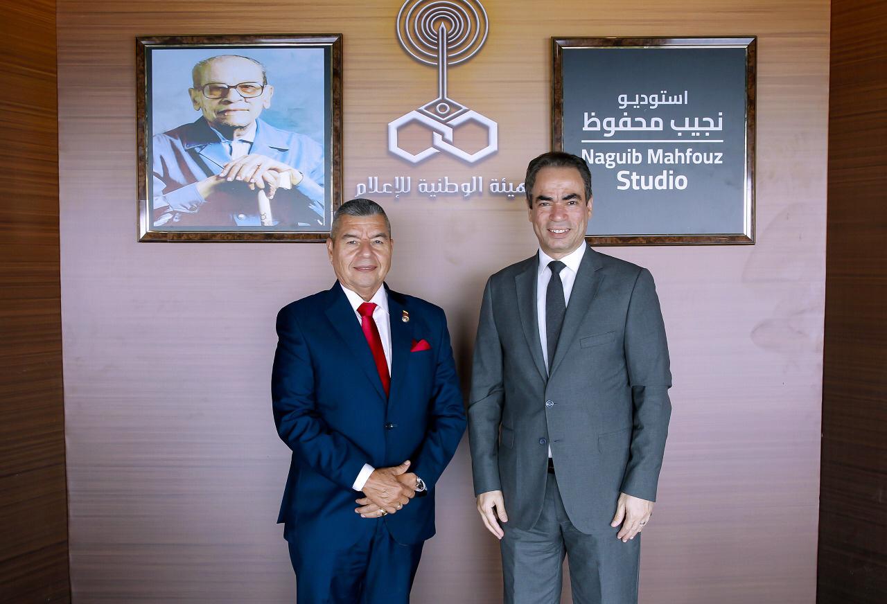 المسلماني يهدى سفير فنزويلا نسخة من أغاني السيدة أم كلثوم المسلماني يهدى سفير فنزويلا نسخة من أغاني السيدة أم كلثوم