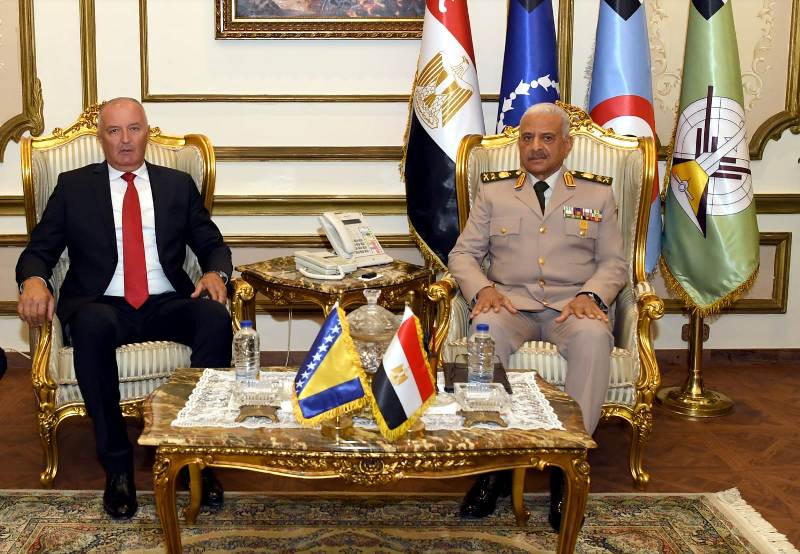 القائد العام للقوات المسلحة يلتقي وزير الدفاع لدولة البوسنة والهرسك القائد العام للقوات المسلحة يلتقي وزير الدفاع لدولة البوسنة والهرسك