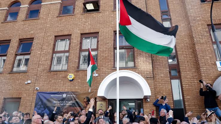 رفع العلم الفلسطينى على مبنى البعثة الفلسطينية فى لندن