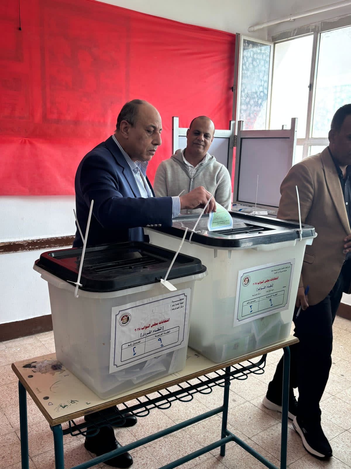 رئيس حزب حماة الوطن يدلي بصوته في انتخابات مجلس النواب 2025
