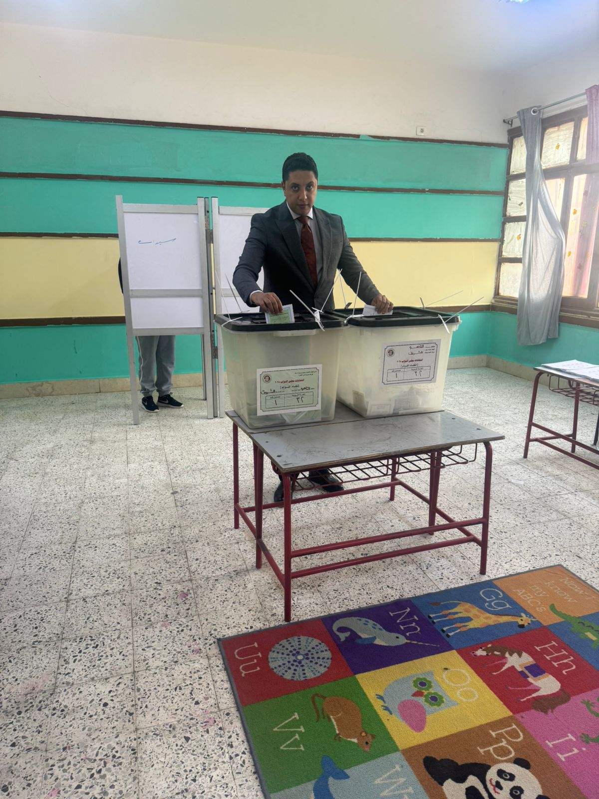 أمين تنظيم حزب الجيل الديمقراطي يدلي بصوته في المرحلة الثانية