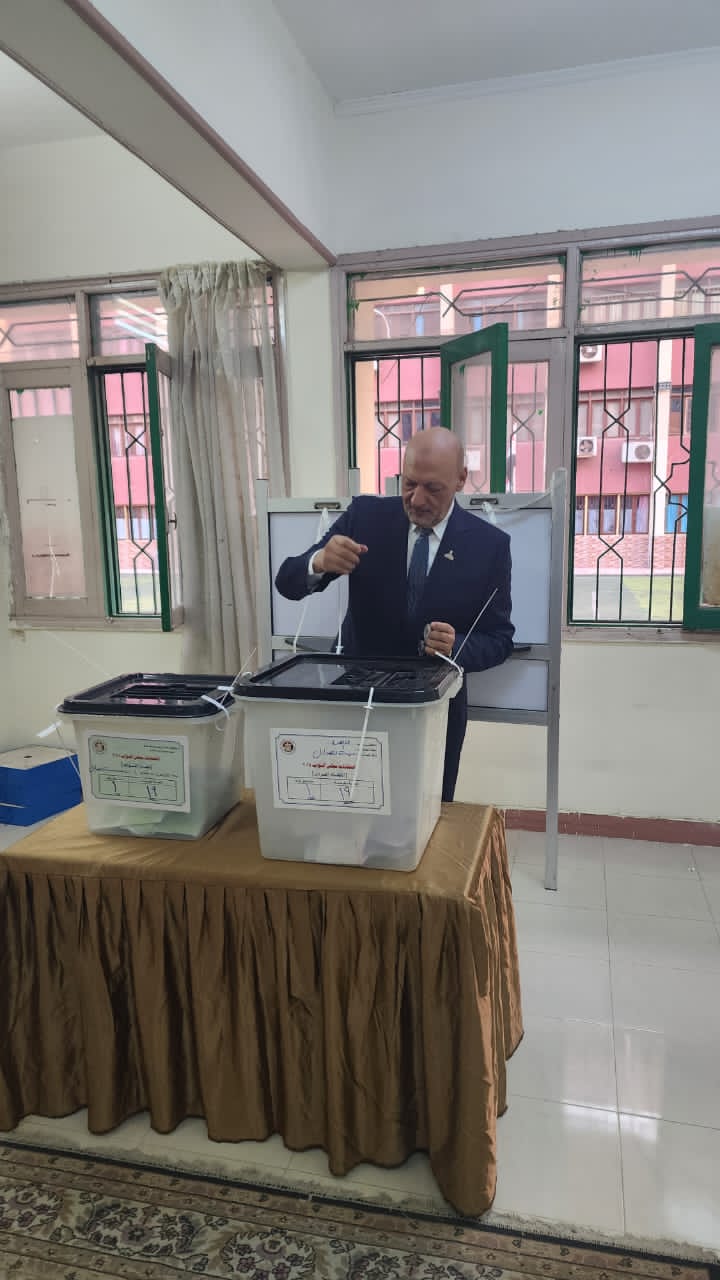 المستشار حسين أبو العطا يدلي بصوته في انتخابات مجلس النواب 2025