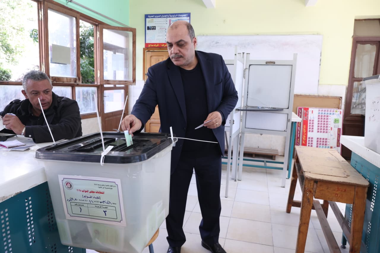 الدكتور محمد الباز يدلي بصوته في انتخابات مجلس النواب الدكتور محمد الباز يدلي بصوته في انتخابات مجلس النواب