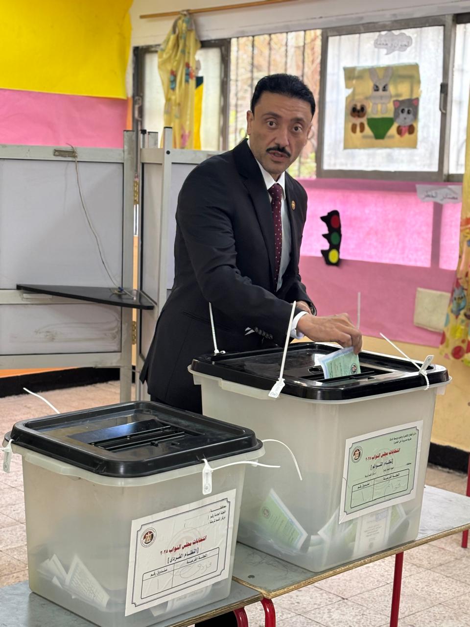 نائب الشيوخ محمد رزق يُدلي بصوته في انتخابات المرحلة الثانية ويدعو للمشاركة الفاعلة في الاستحقاق الدستوري نائب الشيوخ محمد رزق يُدلي بصوته في انتخابات المرحلة الثانية ويدعو للمشاركة الفاعلة في الاستحقاق الدستوري