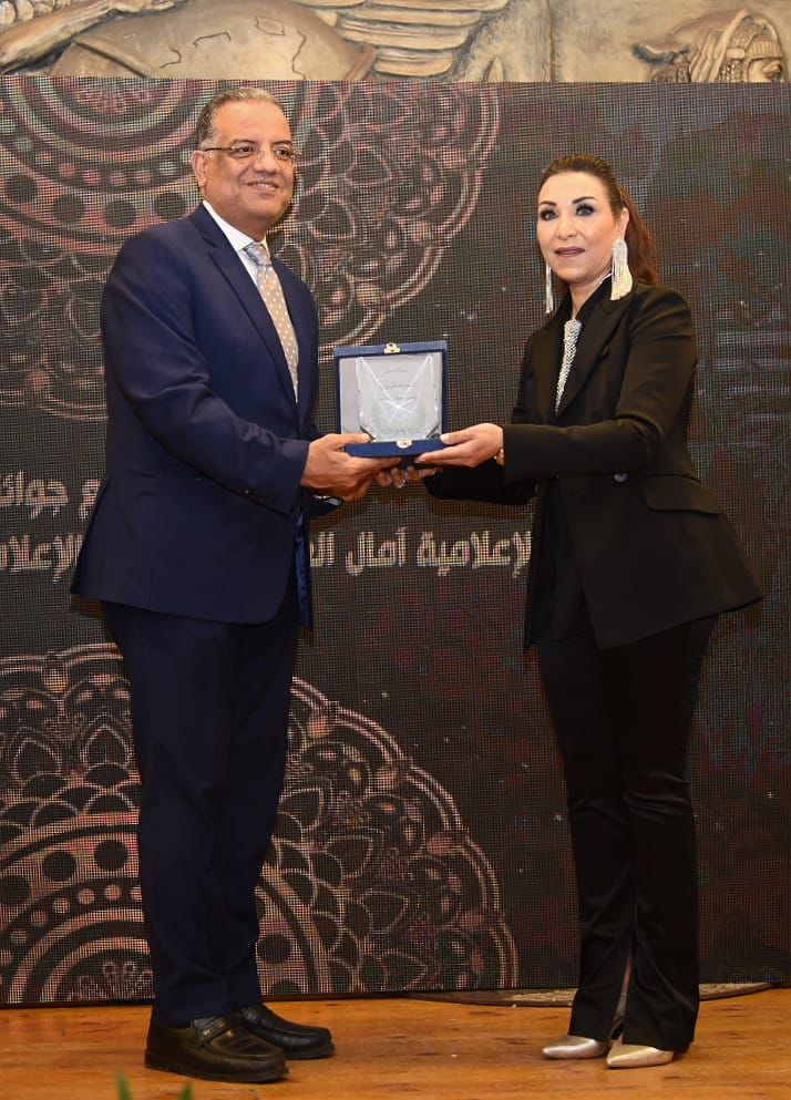 محمود مسلم يحصل على جائزة أفضل كاتب صحفي في مسابقة المحاور مفيد فوزي