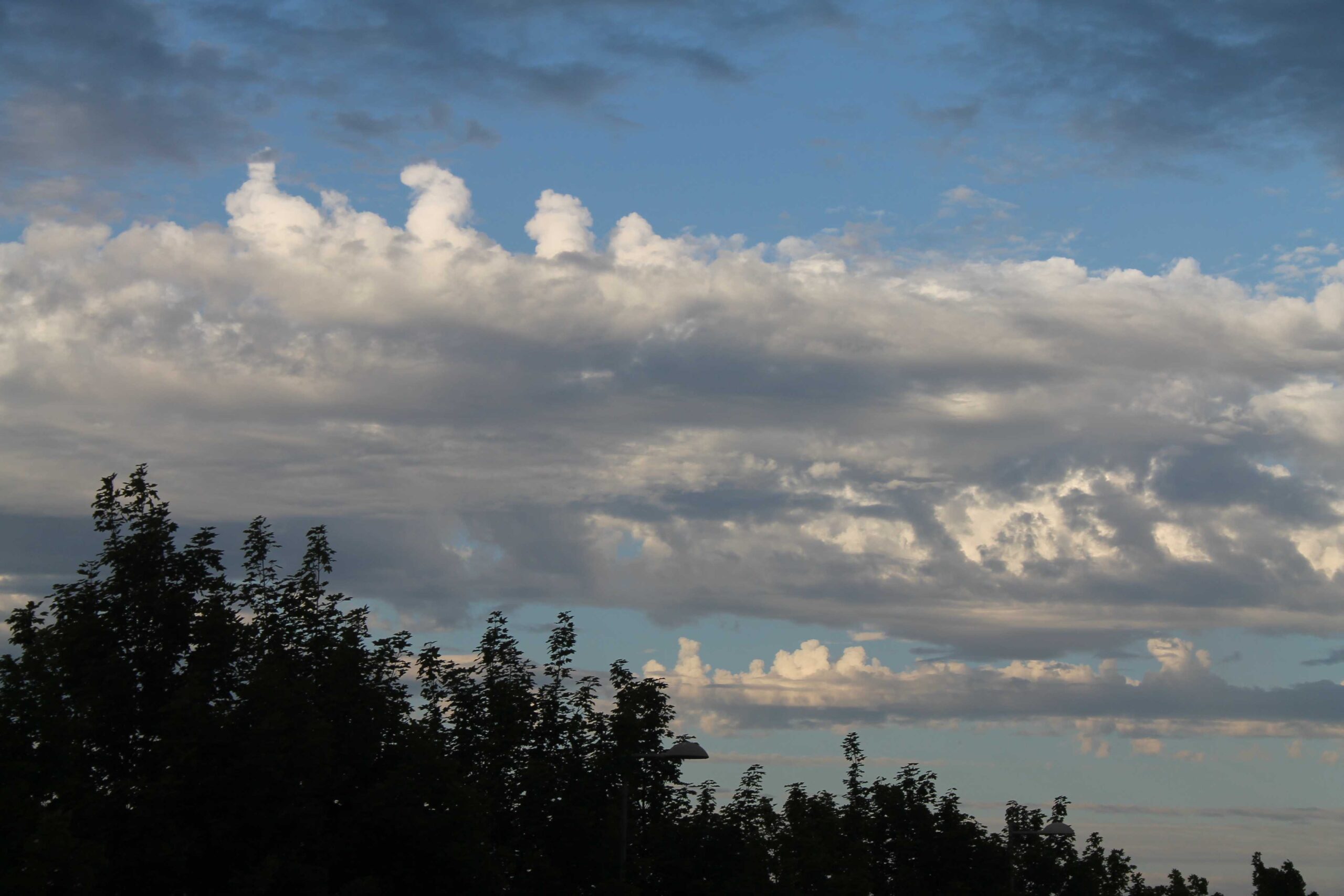 «الأرصاد»: ظهور السحب المنخفضة والمتوسطة على مناطق متفرقة من جنوب الوجه البحرى