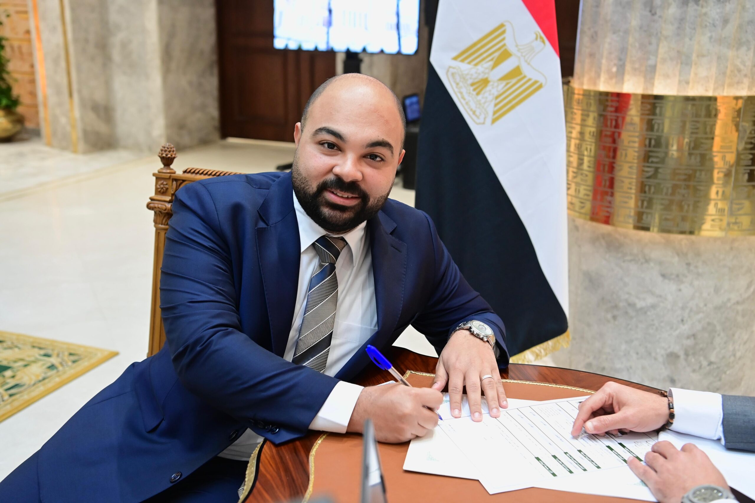 النائب محمد طارق عبدالمعين أثناء تسلم كارنيه العضوية: المواطن مسؤوليتنا وخدمة أهالينا أولوية النائب محمد طارق عبدالمعين أثناء تسلم كارنيه العضوية: المواطن مسؤوليتنا وخدمة أهالينا أولوية