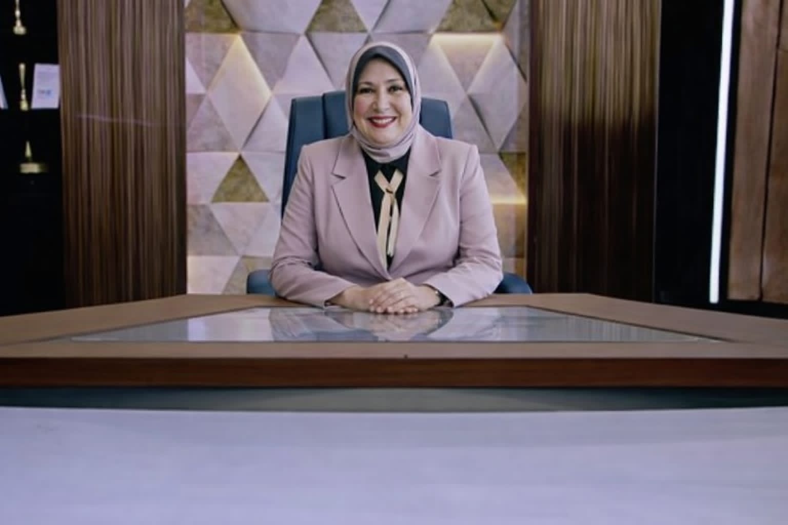 مني عبدالغفار: القضايا الاجتماعية أساس بناء الإنسان مني عبدالغفار: القضايا الاجتماعية أساس بناء الإنسان