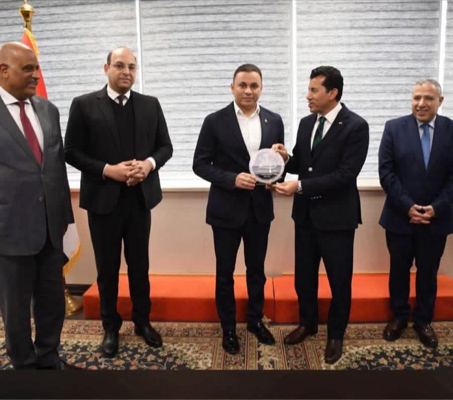 وزير الشباب يسلم ” النسيرى” درع تكريم اتحاد شباب المصريين بالخارج وزير الشباب يسلم ” النسيرى” درع تكريم اتحاد شباب المصريين بالخارج