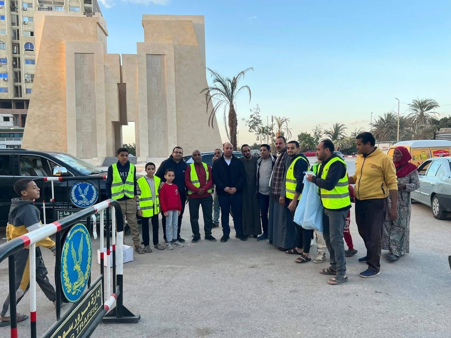 ائب برلماني يوزع وجبات الإفطار على المارة في سوهاج ويشاركهم فرحة الإفطار