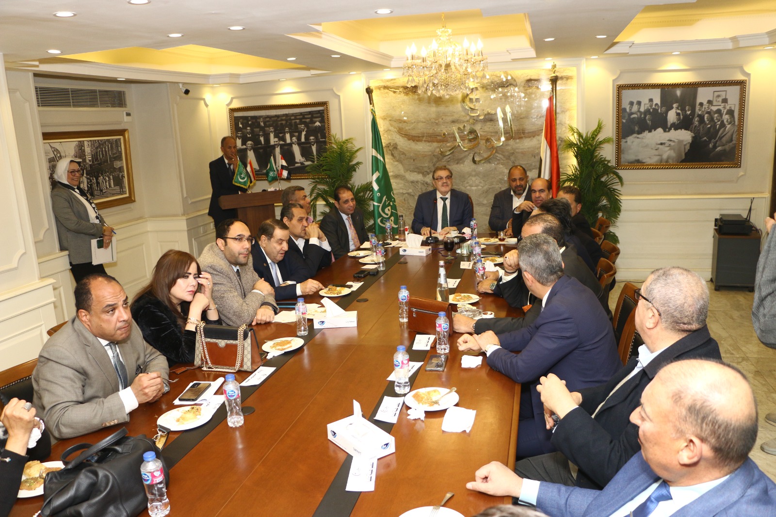 فى أول لقاء بمجلس تحرير مؤسسة الوفد الإعلامي .. د. السيد البدوى: الصحيفة ملك المصريين ولن يقتصر دورها على نشرة حزبية