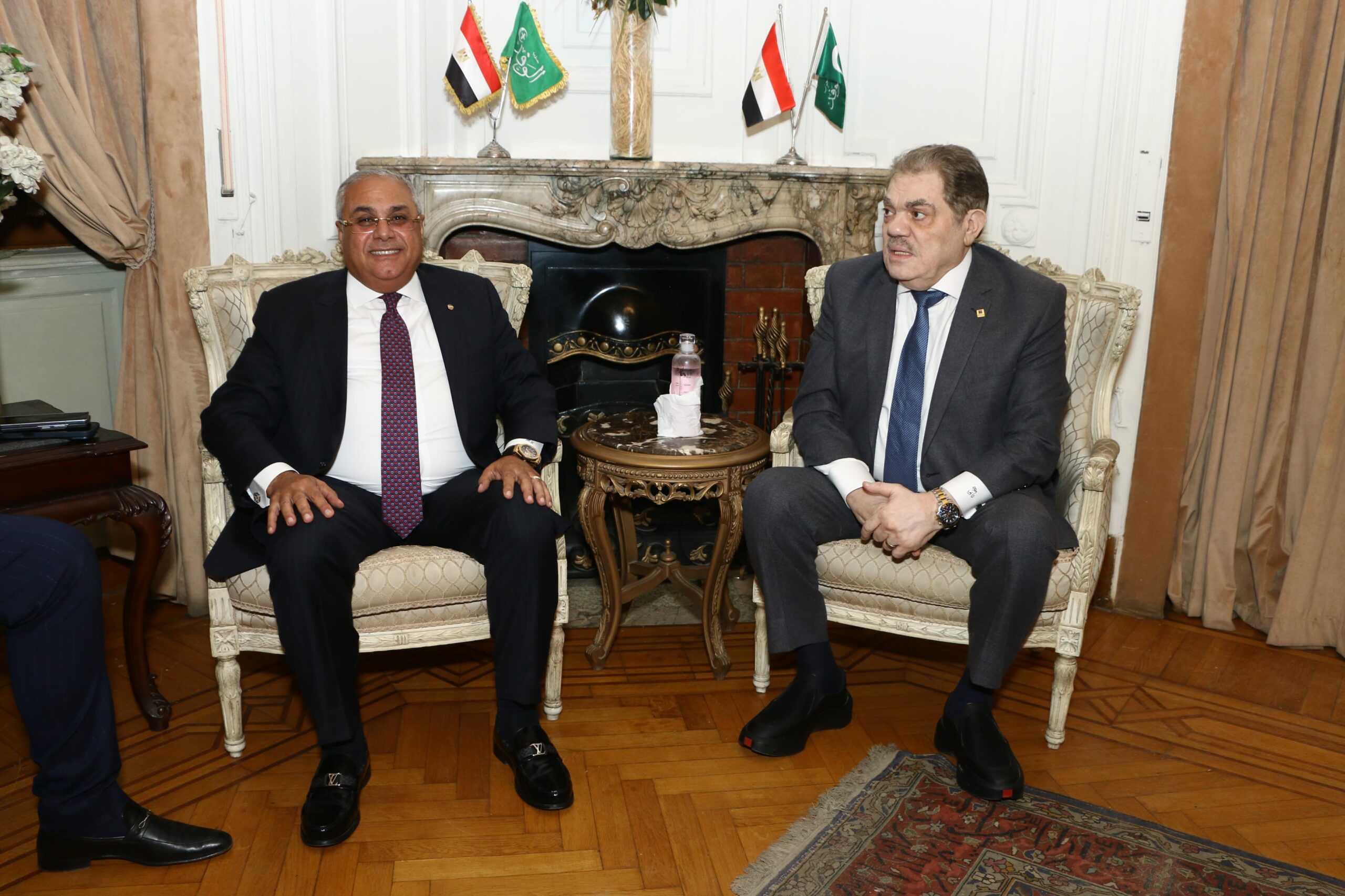 رئيس الوفد ومساعد رئيس الوزراء.. يصلان مقر الوفد لبدء فعاليات الندوة التعريفية لدور وحدة الشركات المملوكة للدولة فى نمو الإقتصاد المصرى