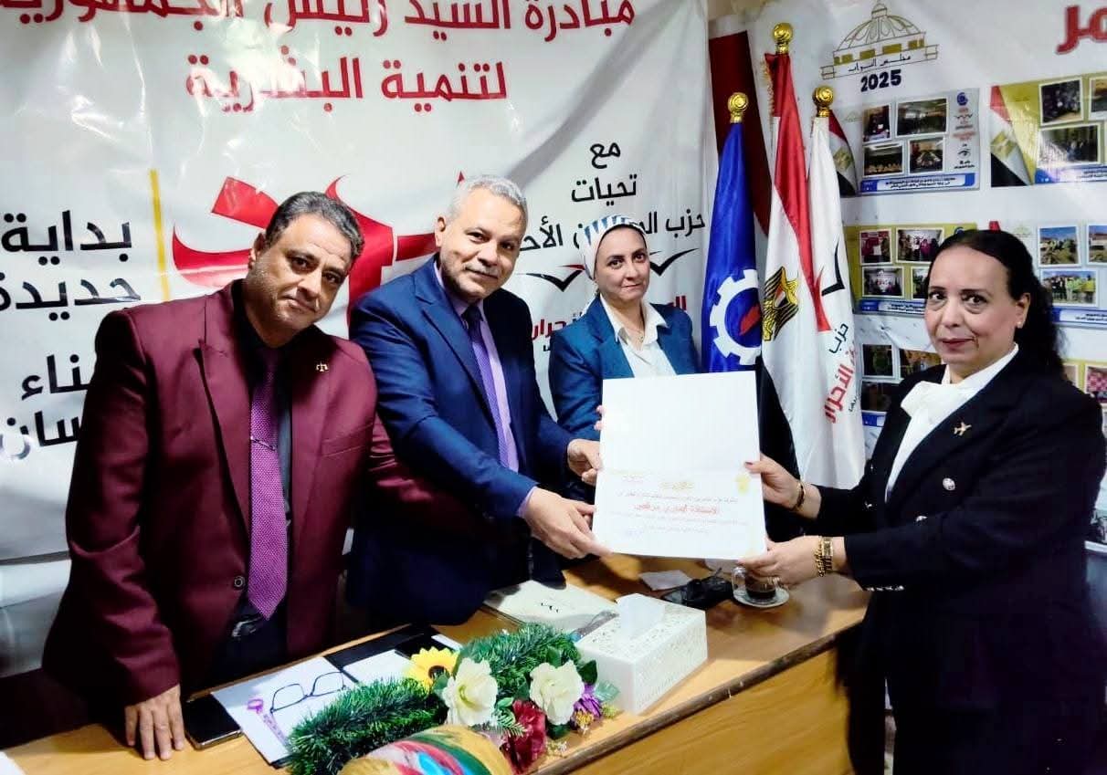 المشغولات اليدوية تفتح أبواب الأمل.. «المصريين الأحرار» بالسويس يختتم دورة لتمكين المرأة