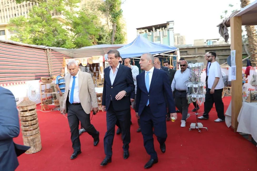 وزير الزراعة يتفقد معرض زهور الربيع ويدعو المواطنين لزيارته