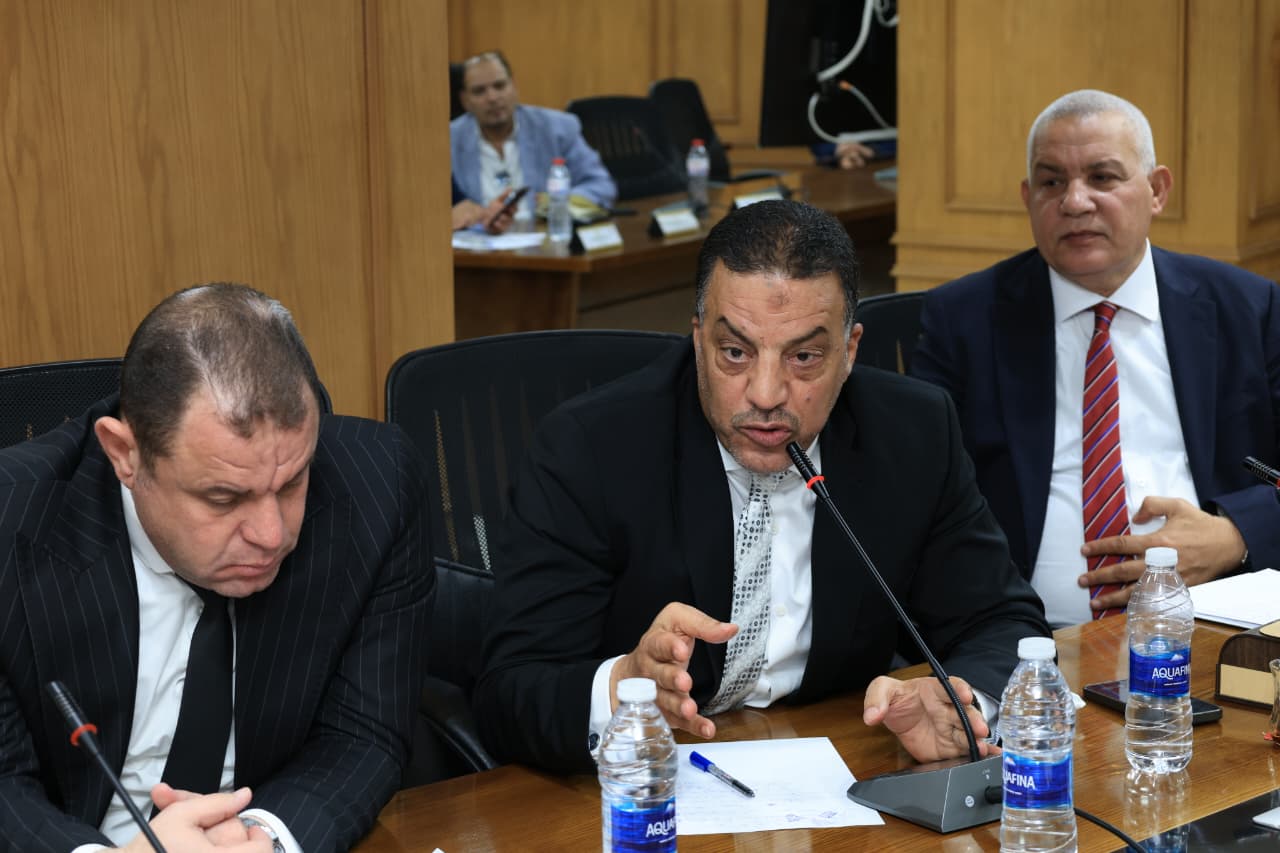 خلال لقائه بمحافظ الجيزة.. النائب فيصل أبو عريضة يحصل على ترخيص 30 ميكروباص لحل أزمة المواصلات بمركز الصف