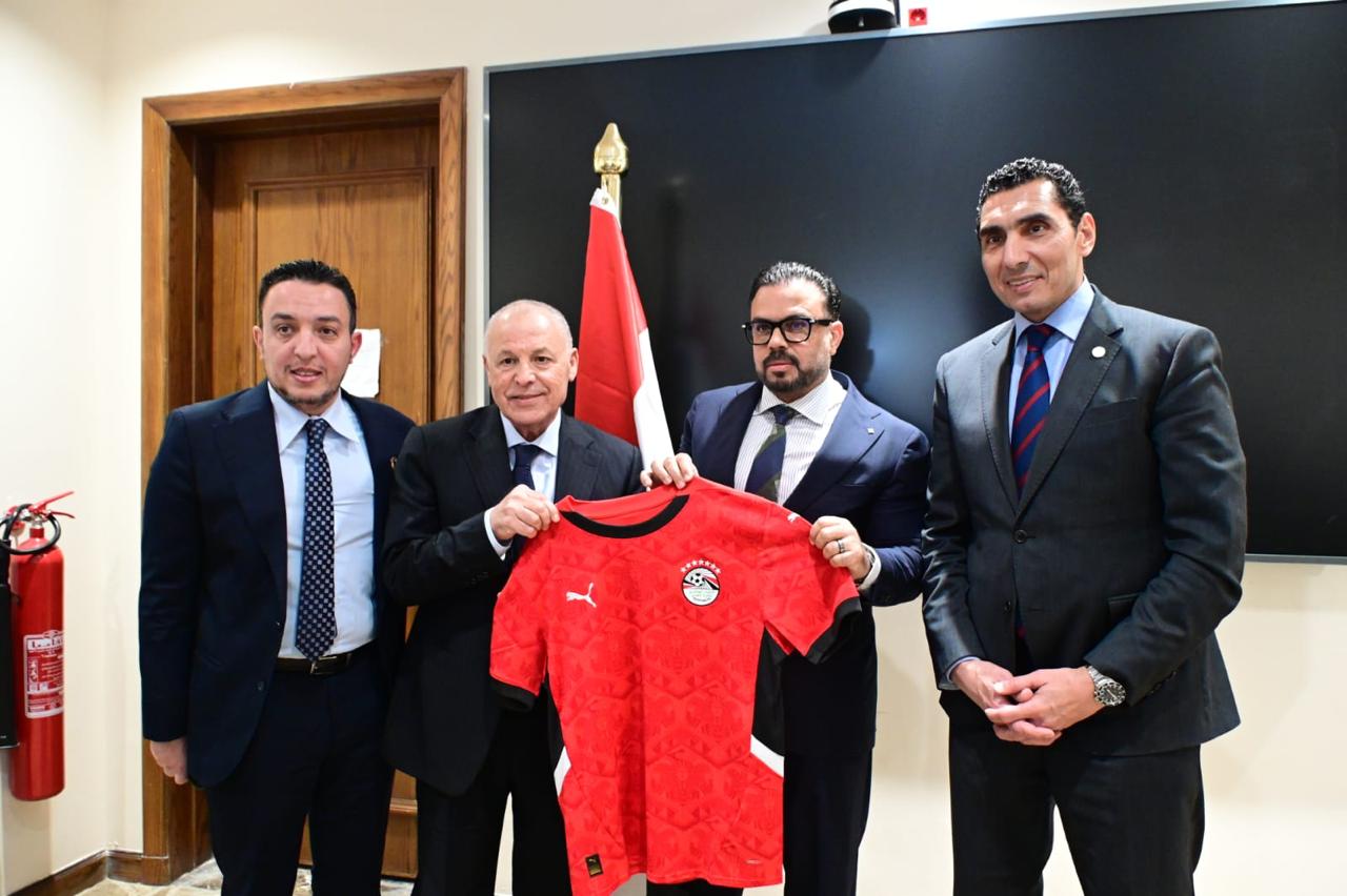 رئيس شباب النواب يكرم ابو ريدة والتوأم حسن ..واتحاد الكرة يهديه تيشرت المنتخب الوطني