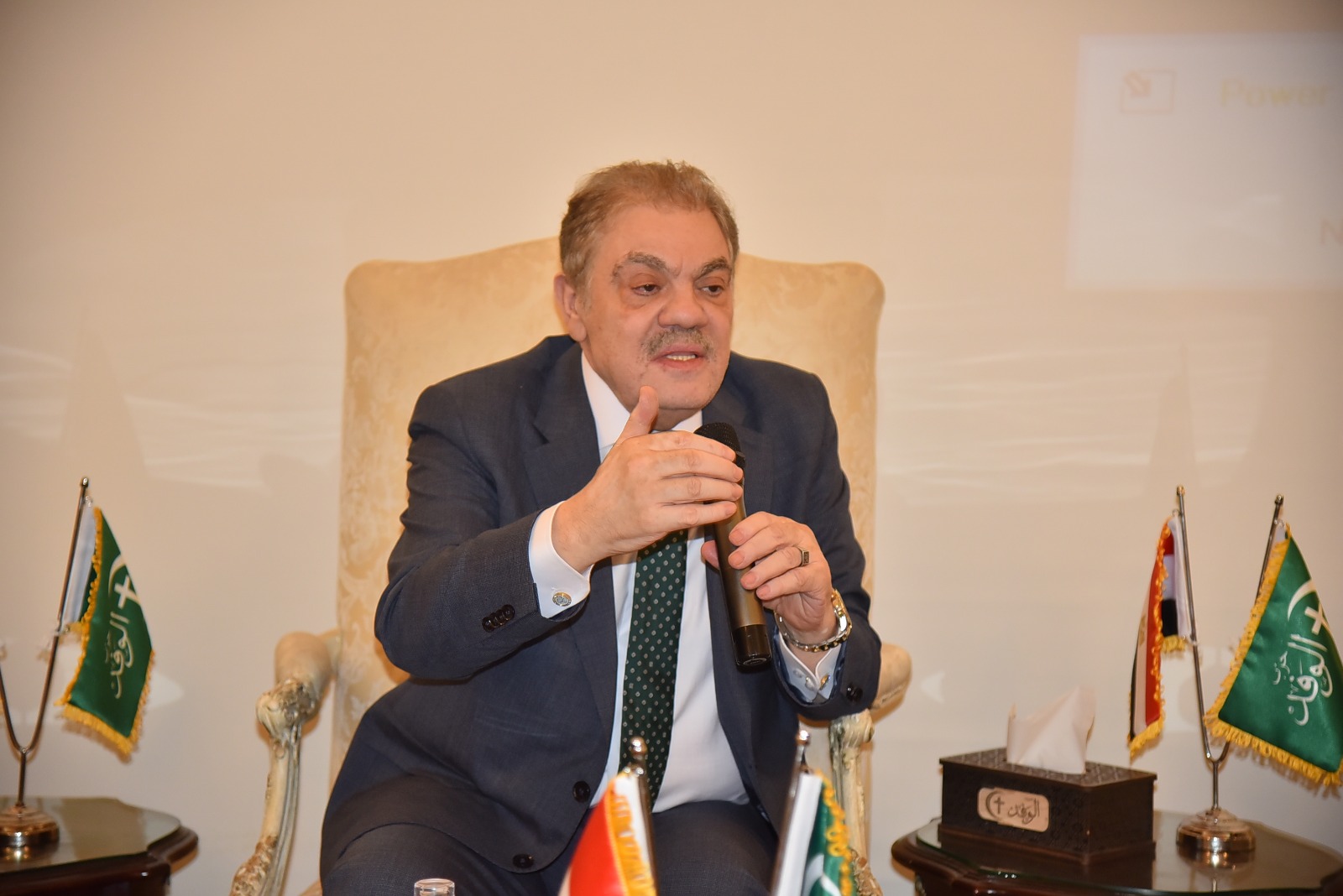 خلال كلمته فى ندوة “رومانسية وطن” .. ” البدوى”: الوفد نجح منذ ثورة 1919 في تحويل الوطنية من مفهوم سياسي نخبوي إلى حالة وجدانية جماهيرية امتزجت فيها السياسة بالعاطفة والكفاح بالحب والاستقلال بالأحلام الكبرى
