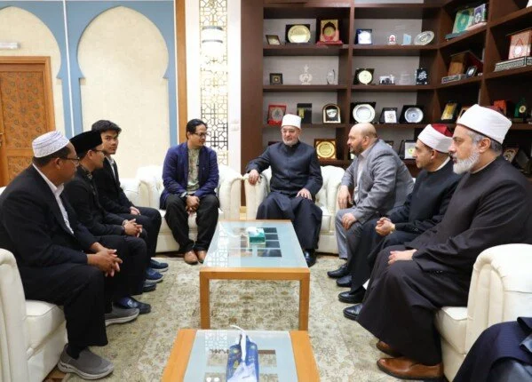 مفتي الجمهورية يبحث مع وفد ماليزي تعزيز التعاون في فقه الحلال وتدريب المفتين