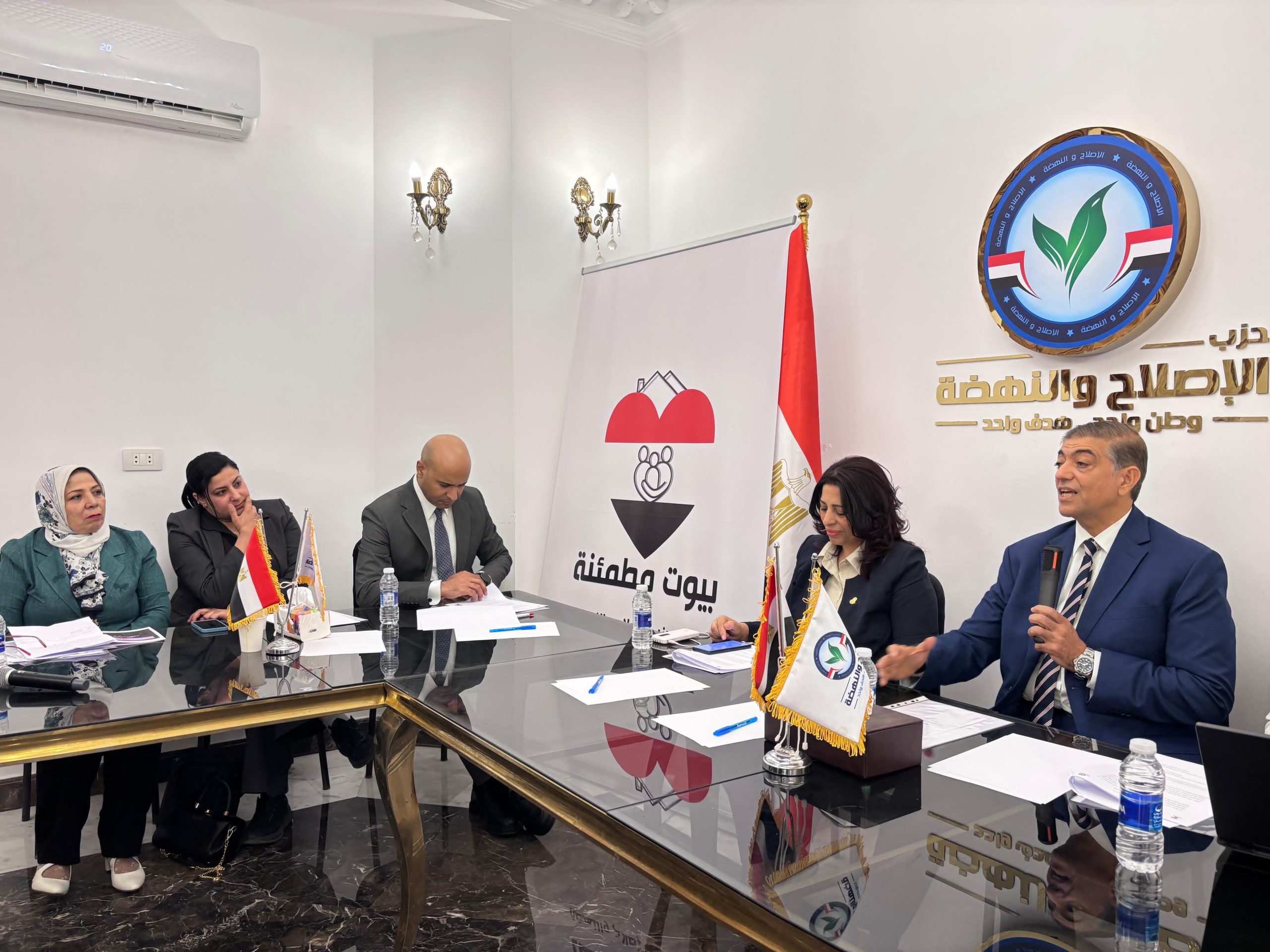 انطلاق الوثيقة الوطنية للحفاظ على الأسرة المصرية “بيوت مطمئنة” من مقر حزب الإصلاح والنهضة بحضور واسع من الخبراء والشخصيات العامة