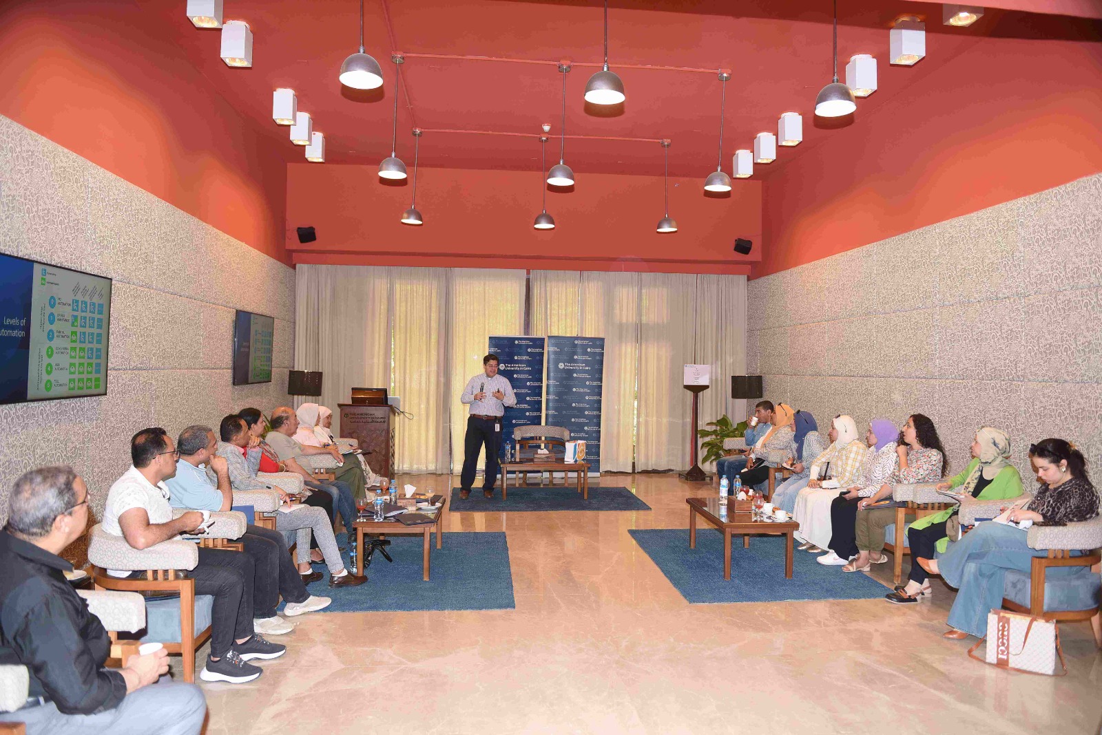 ضمن سلسلة لقاء مع خبير: أستاذ الجامعة الأمريكية بالقاهرة عمرو الموجي يستكشف الأبعاد الأخلاقية للسيارات ذاتية القيادة