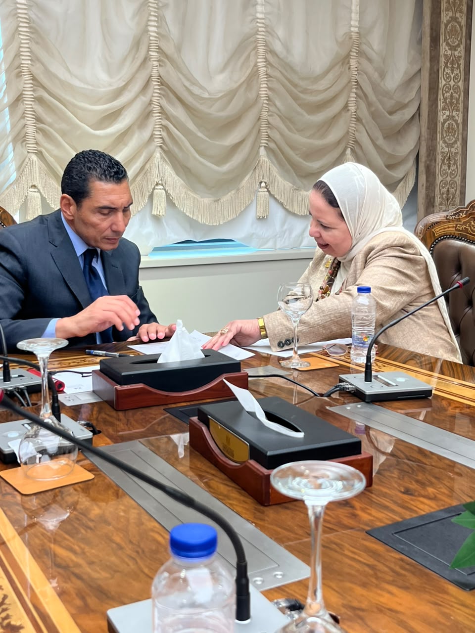 خلال لقاء مع وزير الشباب .. النائبة أمل عصفور تطالب وزير الشباب والرياضة بمراجعة أسعار تأجير ملاعب مراكز الشباب بما يضمن إتاحة الخدمات الرياضية لجميع فئات المجتمع