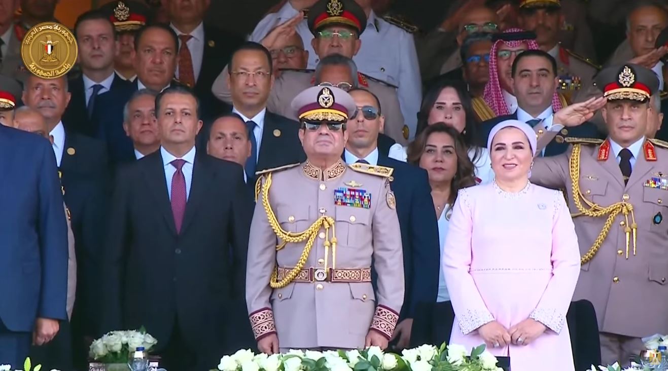 الرئيس السيسي وقرينته يستمعان لمقطوعة موسيقية خلال حفل افتتاح مقر القيادة الإستراتيجية