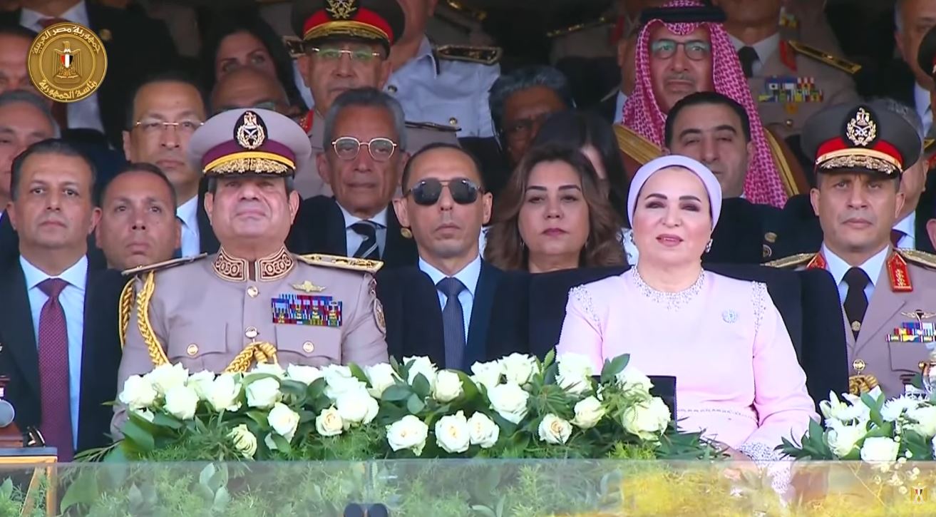 الرئيس السيسي وقرينته يشاهدان فيلمًا وثائقيًا حول بطولات القوات المسلحة خلال افتتاح مقر القيادة الاستراتيجية