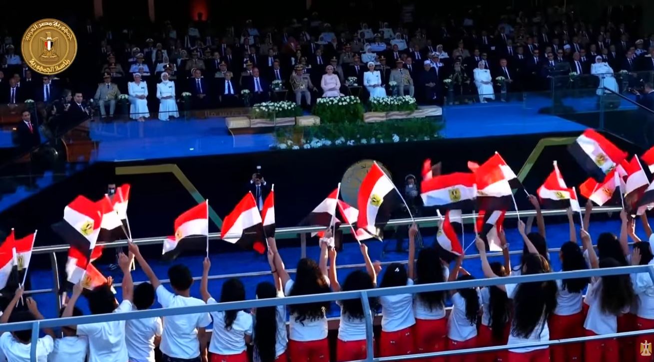 أطفال يستقلون حافلة مدونًا عليها «مصر المستقبل» ويرفعون العلم المصري خلال حفل افتتاح مقر القيادة الإستراتيجية