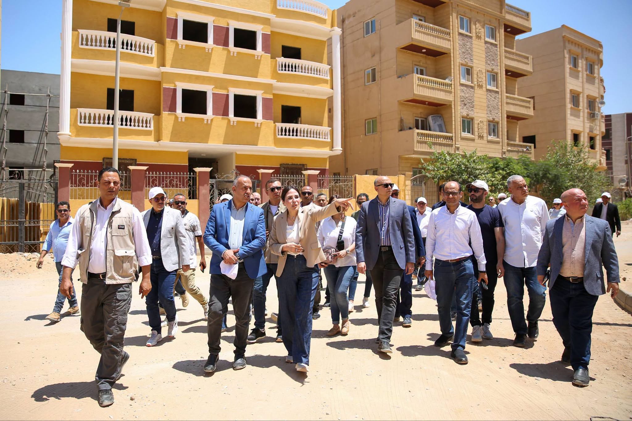 بعد شكاوى المواطنين.. وزيرة الإسكان تتفقد الحي المتميز بمدينة بدر ميدانيًا