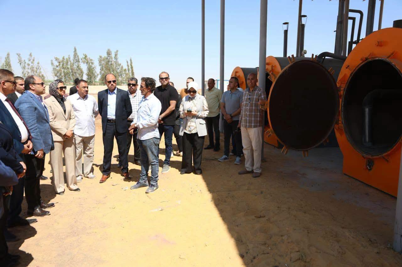 رئيس هيئة تنمية الصعيد يتفقد مصنع تدوير المخلفات الزراعية بالوادي الجديد رئيس هيئة تنمية الصعيد يتفقد مصنع تدوير المخلفات الزراعية بالوادي الجديد