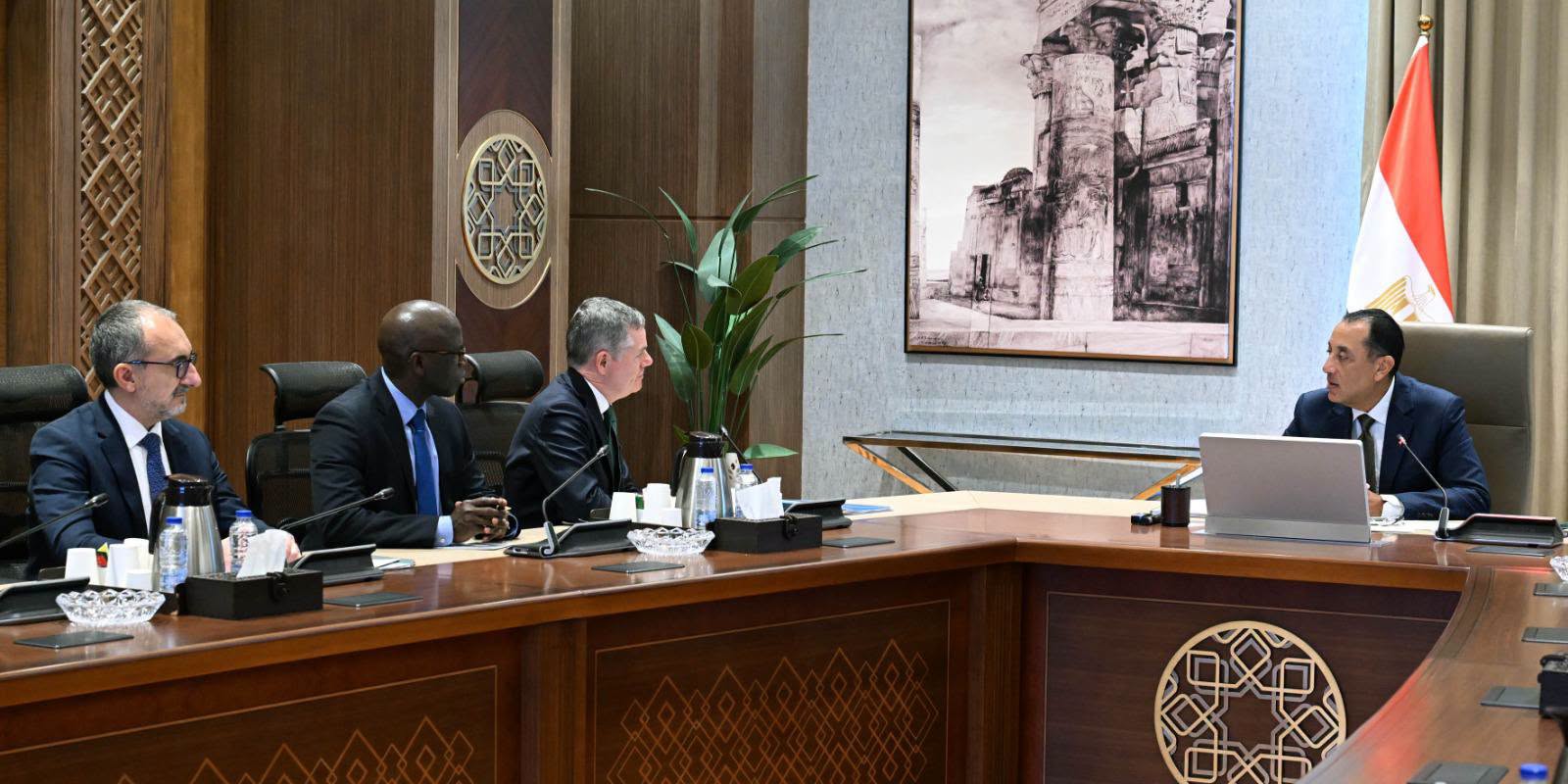 رئيس الوزراء يبحث مع البنك الدولي تعزيز التعاون في الاستثمار والتنمية رئيس الوزراء يبحث مع البنك الدولي تعزيز التعاون في الاستثمار والتنمية