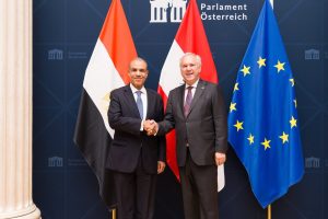 وزير الخارجية يبحث مع رئيس البرلمان النمساوي تعزيز التعاون بين مصر والنمسا