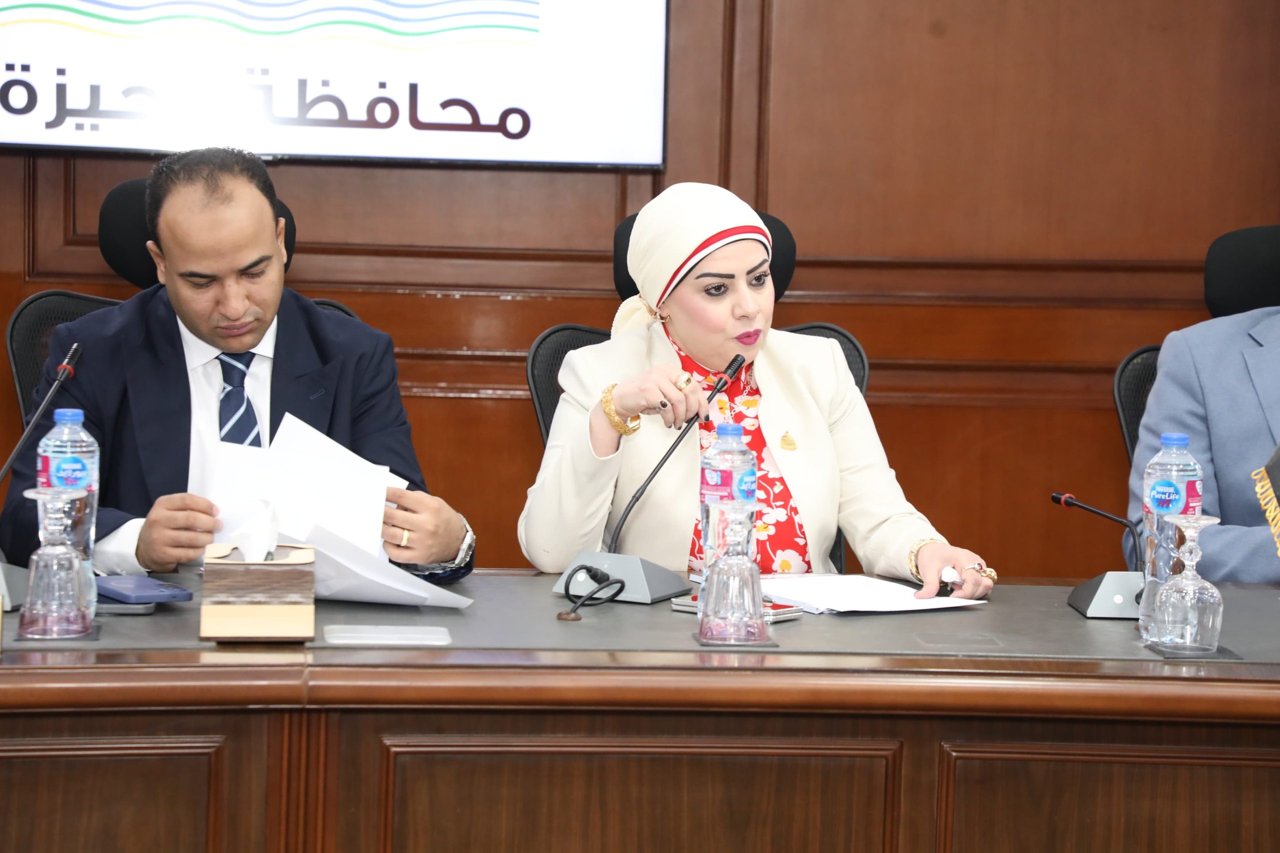 النائبة جيهان شاهين تطرح مطالب أهالي حدائق الأهرام.. والمحافظ يوجه بسرعة إنشاء مستشفى ووحدة صحية