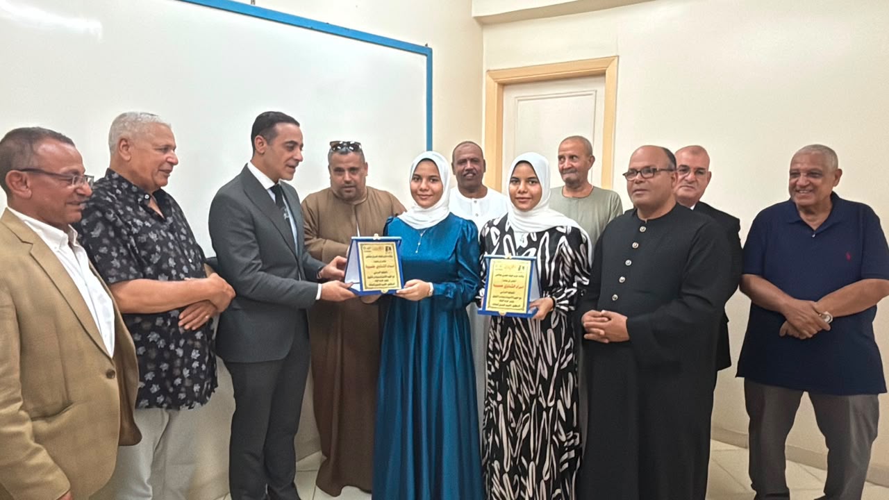 وفد الغربية يكرم أوائل الثانوية الأزهرية في “سجين الكوم” ..ويدعم مشروع مركزها الطبي