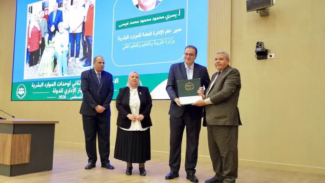 يسري محمود يحصد الجائزة التقديرية من «التنظيم والإدارة» تقديرًا لجهوده في وزارة التعليم