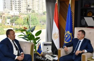 محافظ أسوان يستقبل نقيب المهندسين لبحث سبل التعاون المشترك ودعم جهود التطوير والعمران والتنمية