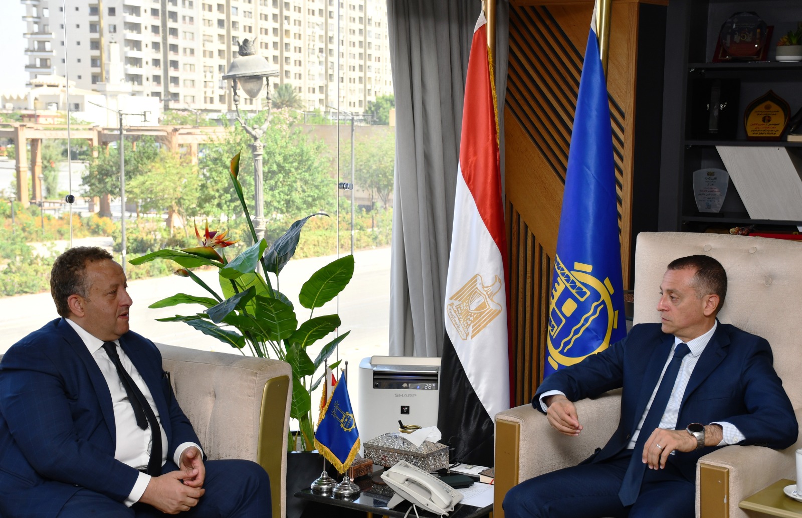 محافظ أسوان يستقبل نقيب المهندسين لبحث سبل التعاون المشترك ودعم جهود التطوير والعمران والتنمية