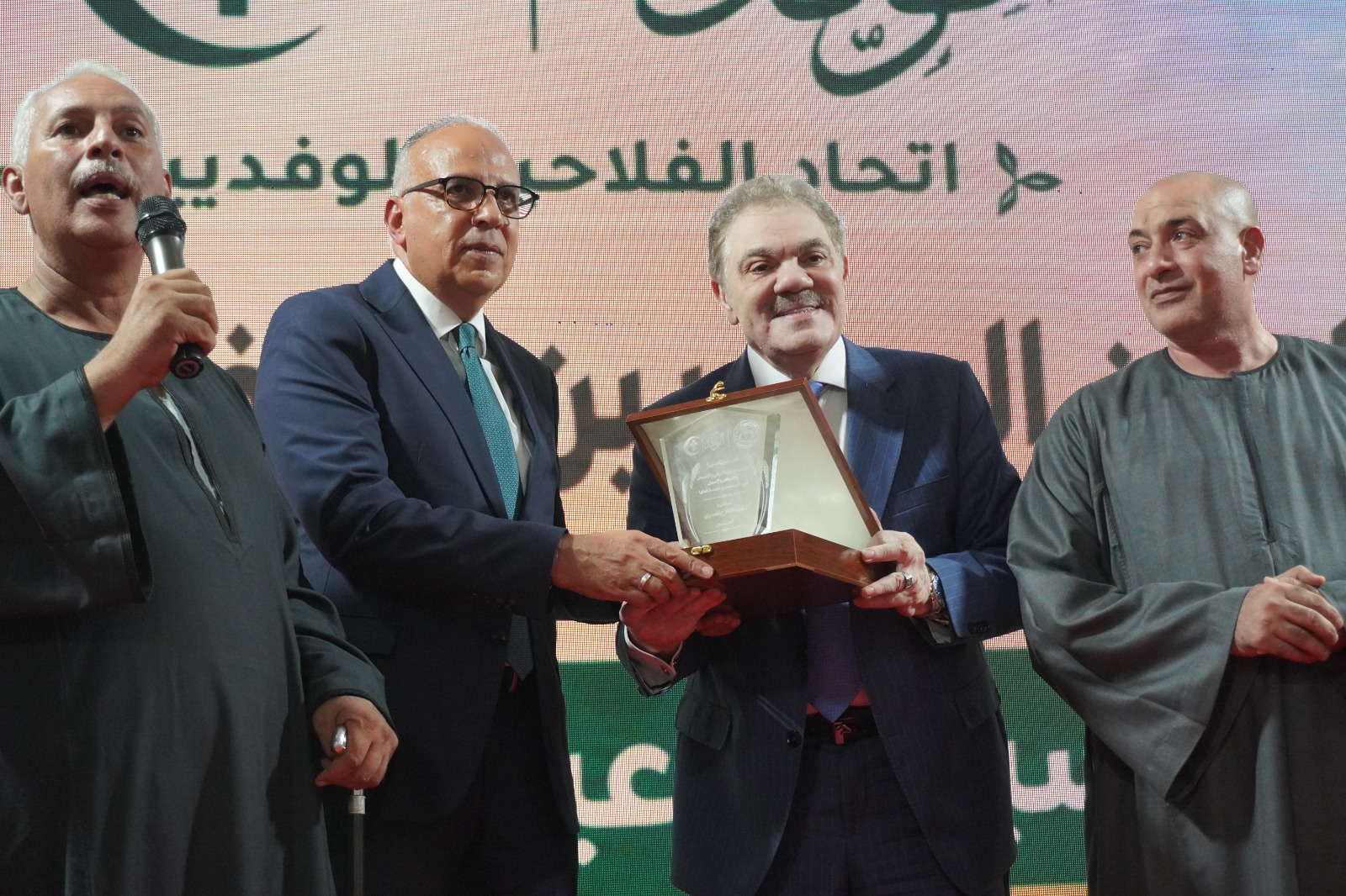 الوفد يكرم الدكتور هانى سويلم تقديرًا لجهوده في دعم الفلاح وتطوير منظومة الري