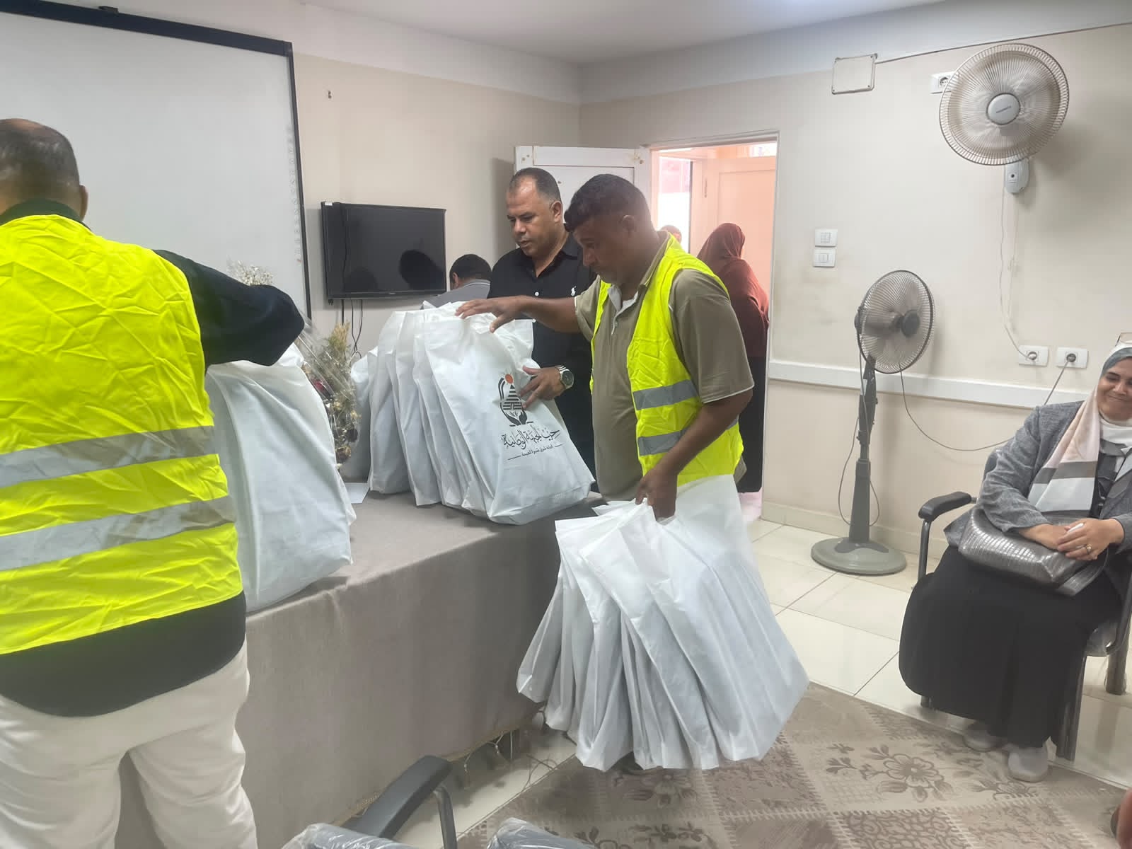 الجبهة الوطنية بشرق شبرا الخيمة تقدم شنطًا مدرسية للطلاب المستحقين