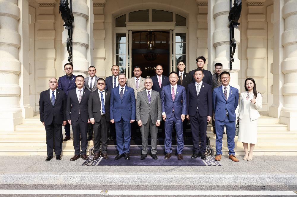 وزير العدل يتفقد التقنيات الذكية المُزمَع تطبيقها بـ«مدينة العدالة» بمقر شركة «هواوي» بالصين