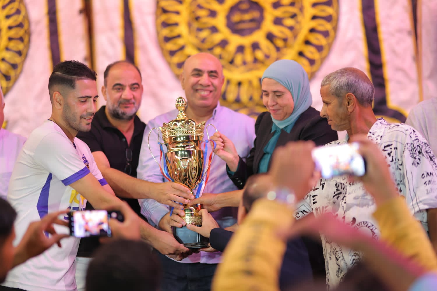 أهالي ابن العاص يكرمون المحاسب علاء عبد النبي لجهوده في إنشاء مركز الشباب