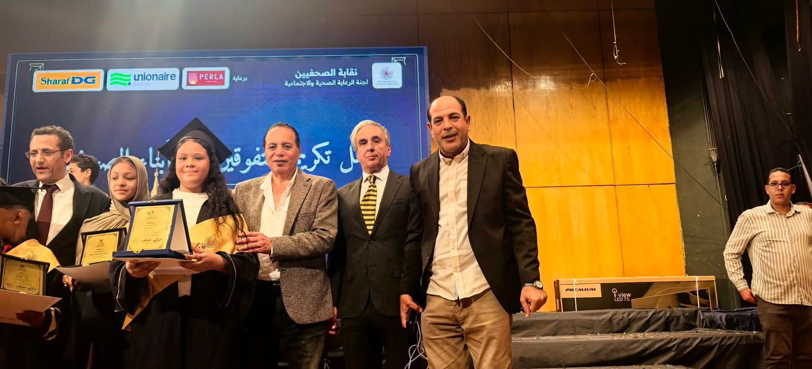 تكريم ريم عصام الشريف من نقابة الصحفيين لتفوقها الدراسي ومنحها درع النقابة