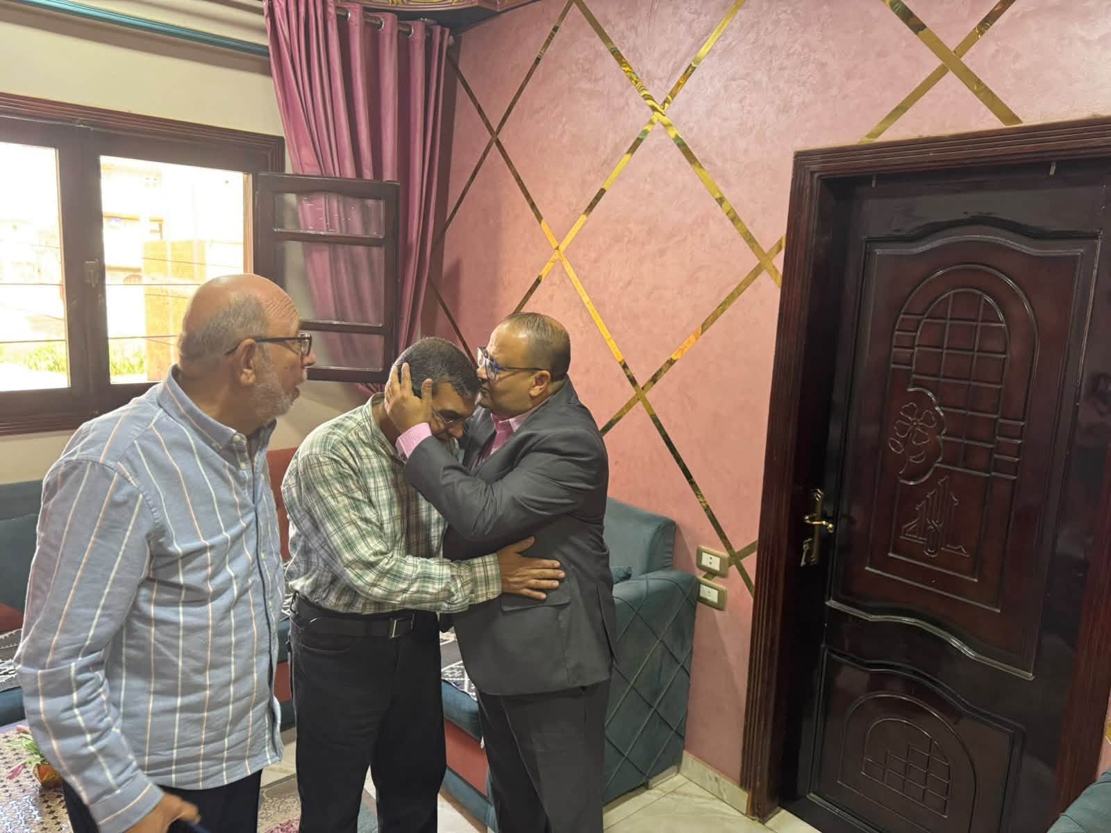 نقيب معلمي المنوفية يزور مدير مدرسة طنبدى للاطمئنان عليه بعد الاعتداء عليه