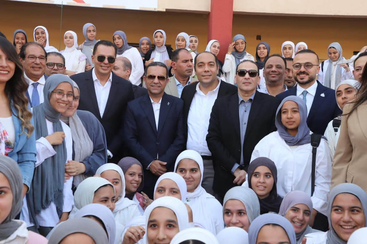 وفد الأمانة المركزية يواصل جولته بالمنوفية برفقة المحافظ.. ويتفقد مدرسة حسين عزت الثانوية بقرية مليج بالمنوفية عقب الانتهاء من أعمال تطويرها